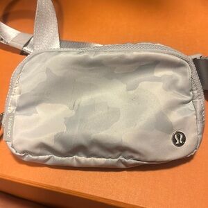 Lululemon everywhere belt 1L Arctic camouflage